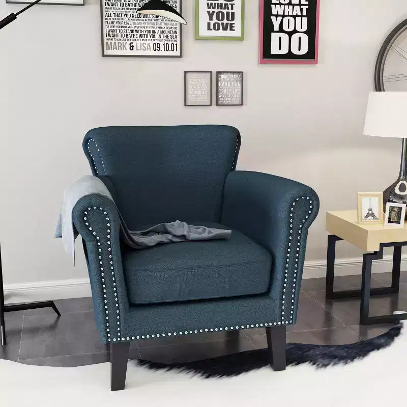 Fauteuil club contemporain en tissu avec garniture cloutée