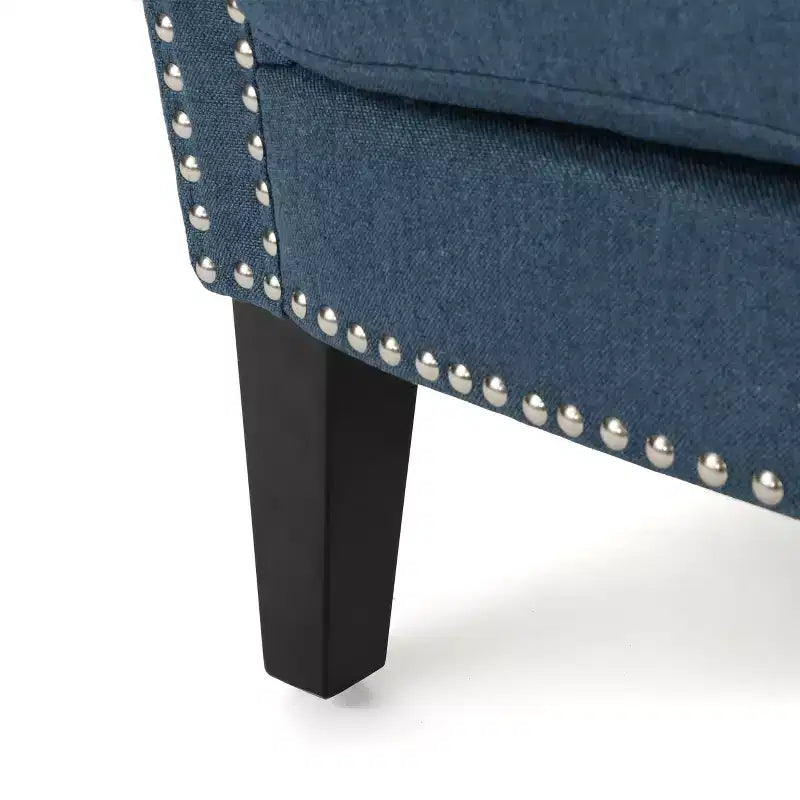 Fauteuil club contemporain en tissu avec garniture cloutée