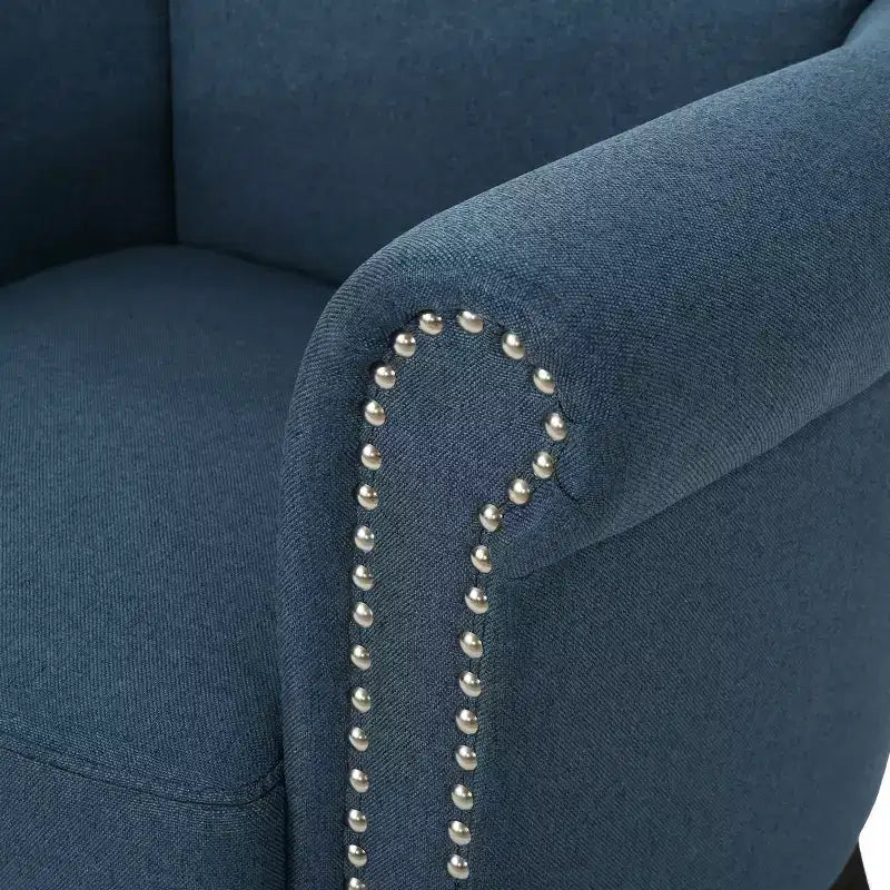 Fauteuil club contemporain en tissu avec garniture cloutée