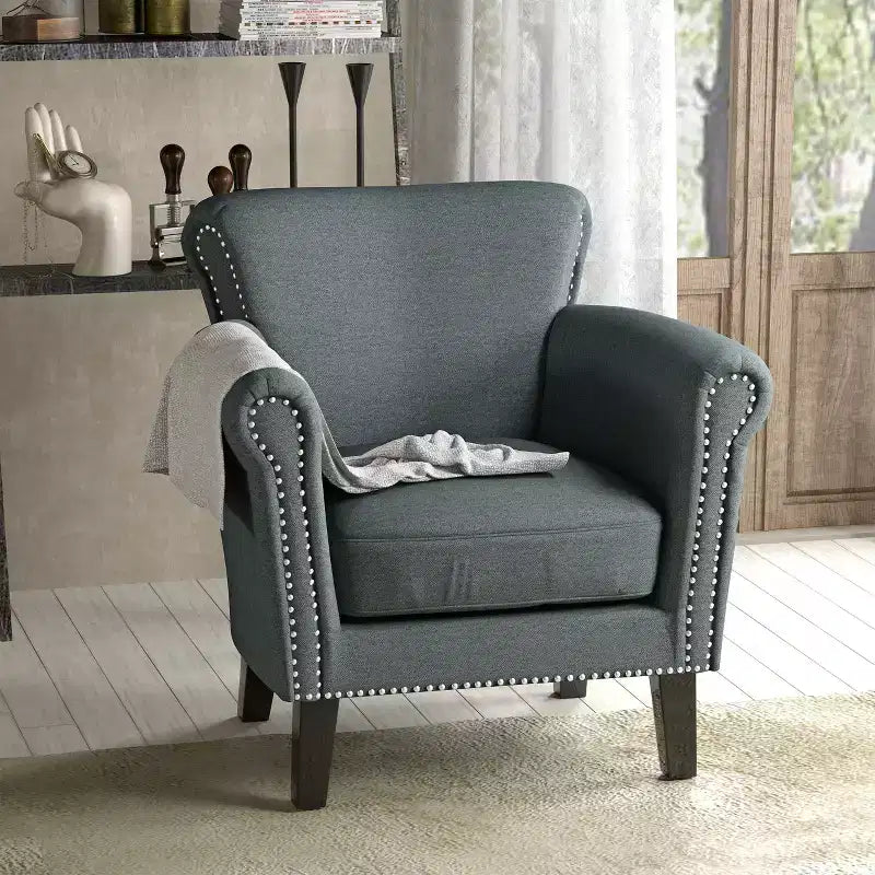 Fauteuil club contemporain en tissu avec garniture cloutée