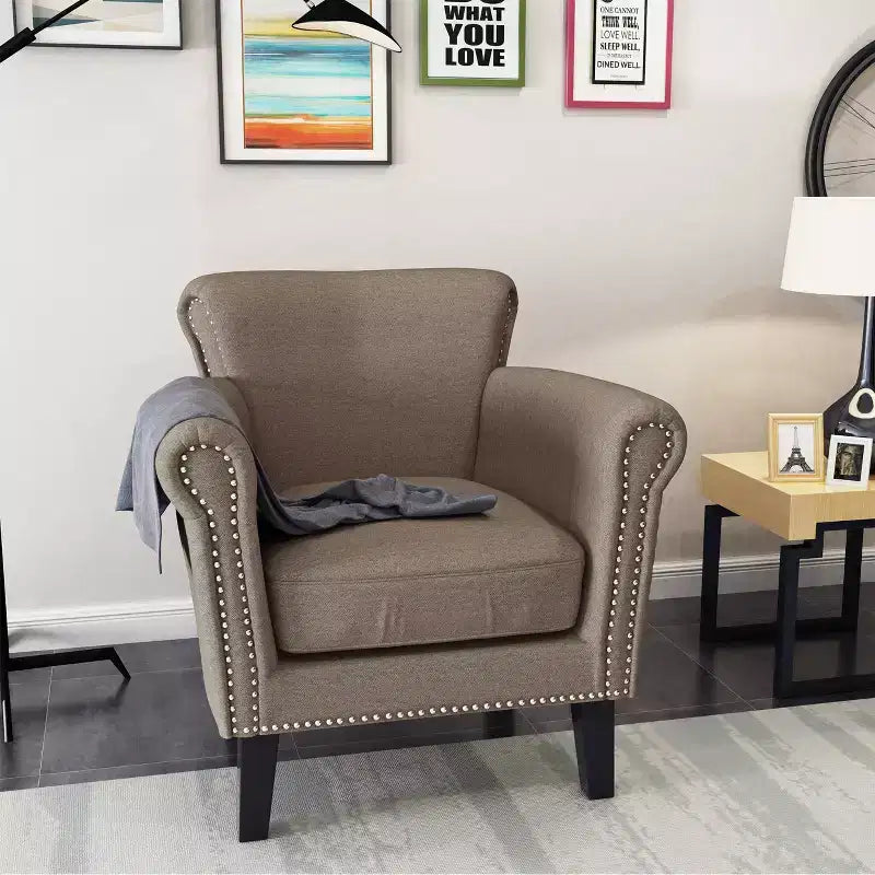 Fauteuil club contemporain en tissu avec garniture cloutée