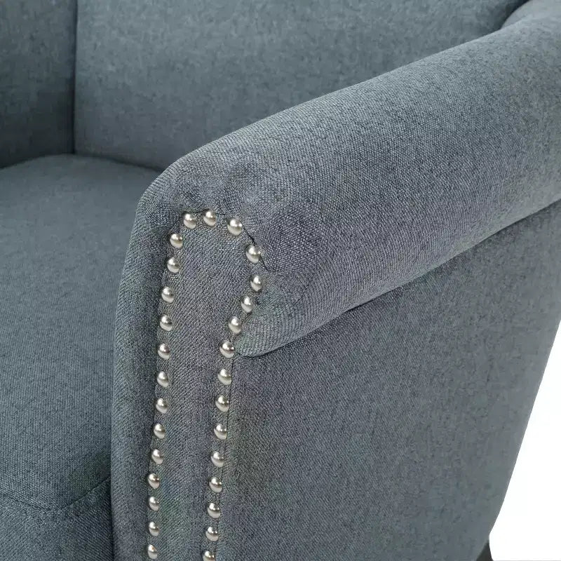 Fauteuil club contemporain en tissu avec garniture cloutée