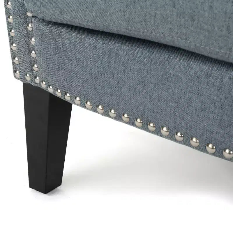 Fauteuil club contemporain en tissu avec garniture cloutée
