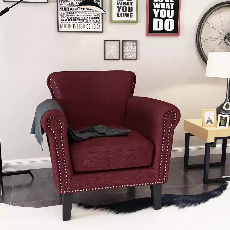Fauteuil club contemporain en tissu avec garniture cloutée