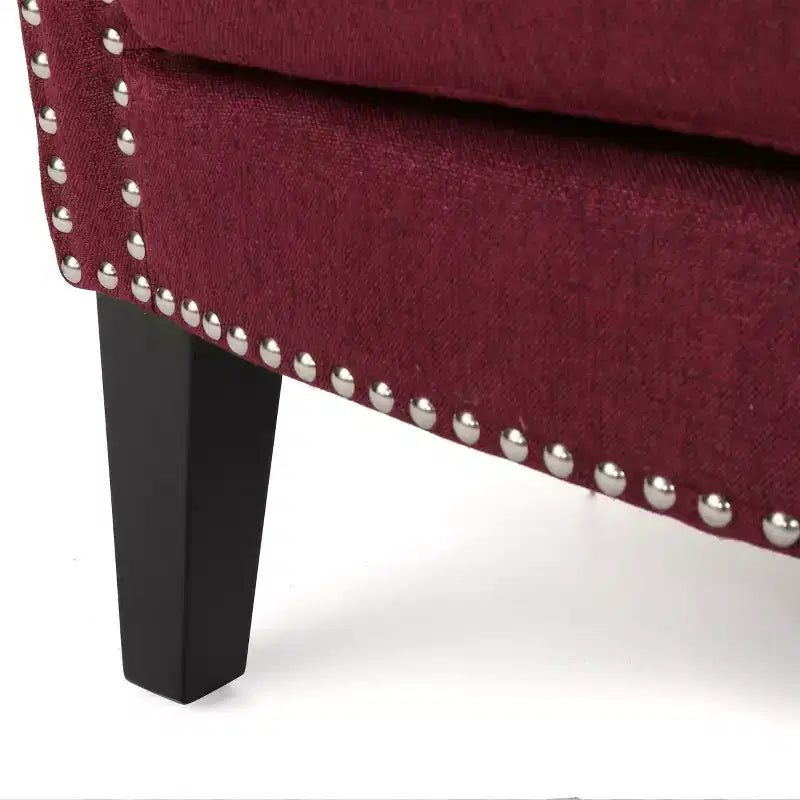 Fauteuil club contemporain en tissu avec garniture cloutée