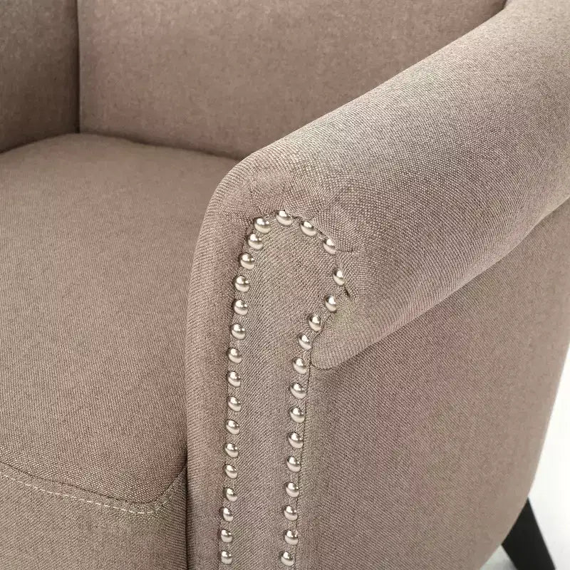 Fauteuil club contemporain en tissu avec garniture cloutée