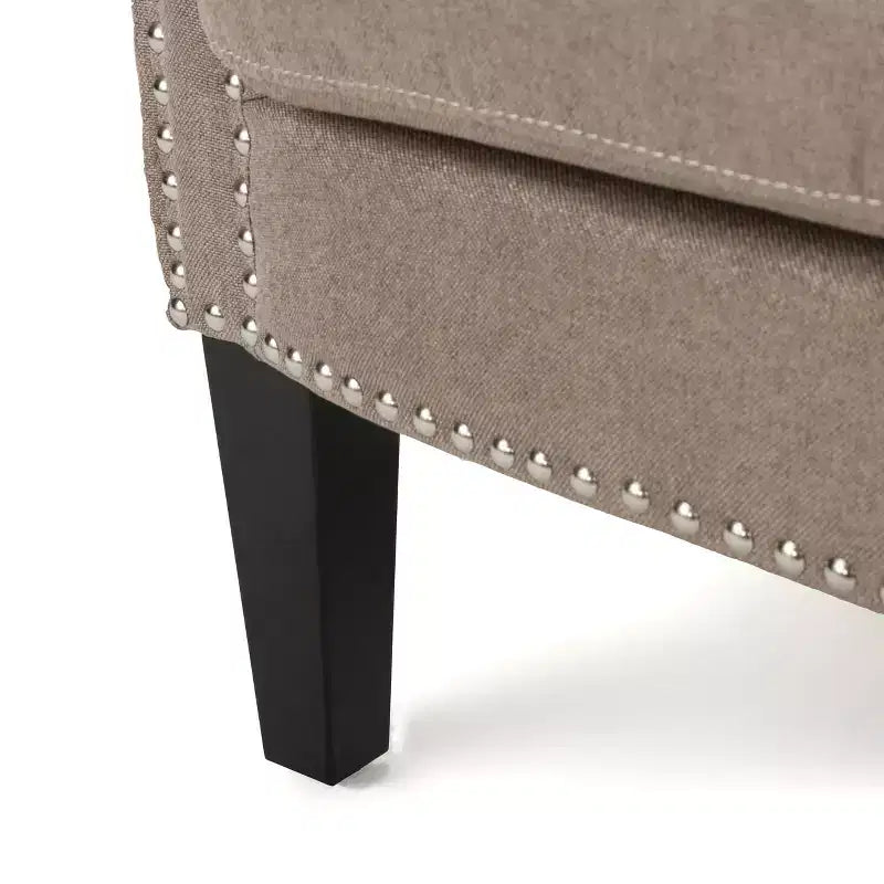 Fauteuil club contemporain en tissu avec garniture cloutée