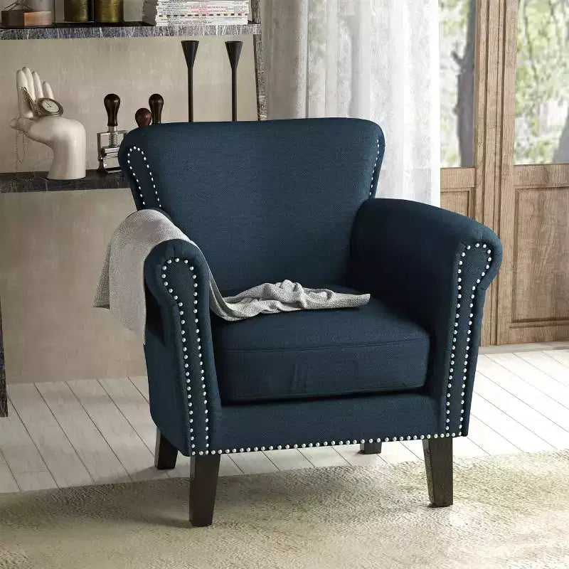 Fauteuil club contemporain en tissu avec garniture cloutée