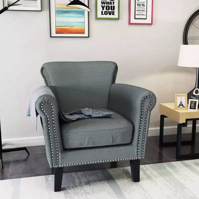 Fauteuil club contemporain en tissu avec garniture cloutée