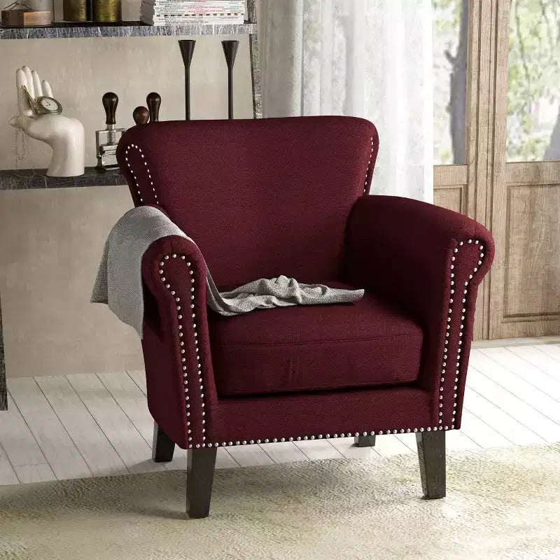 Fauteuil club contemporain en tissu avec garniture cloutée