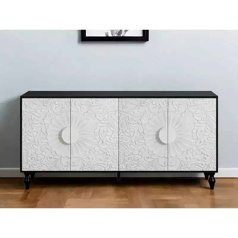 Vaisselier floral sculpté vieilli noir et blanc de 68 po avec quatre portes